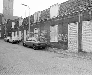 64100 Gezicht op de voorgevels van de grotendeels dichtgemetselde huizen Jan Meijenstraat 26 -lager te Utrecht, die ...